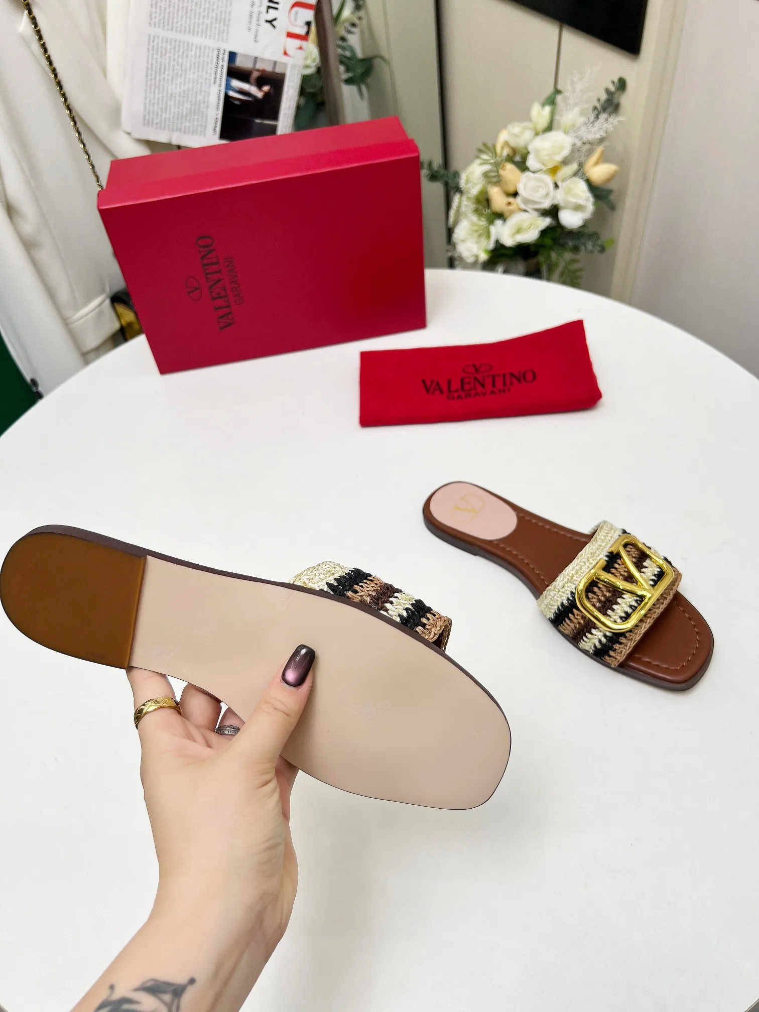 👟👟Ex-factory price 440👟👟 Genuine leather sole +30 🆕 Valentino👑👑 Latest series with perfect hand-woven details. A very eye-catching catwalk series launched [strong][strong] Code number: 35 to 43 (genuine leather sole +30)